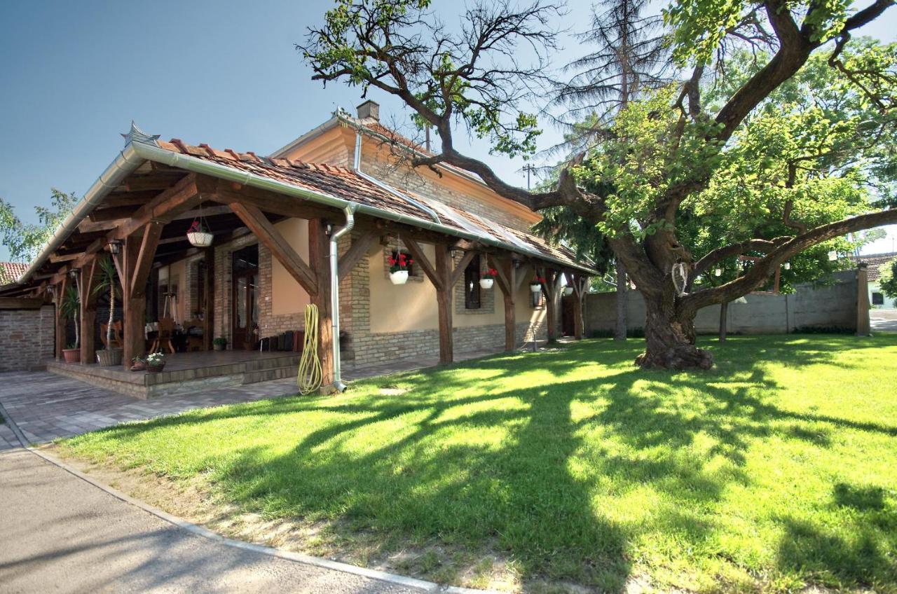 Villa Rusztika Gyula Buitenkant foto