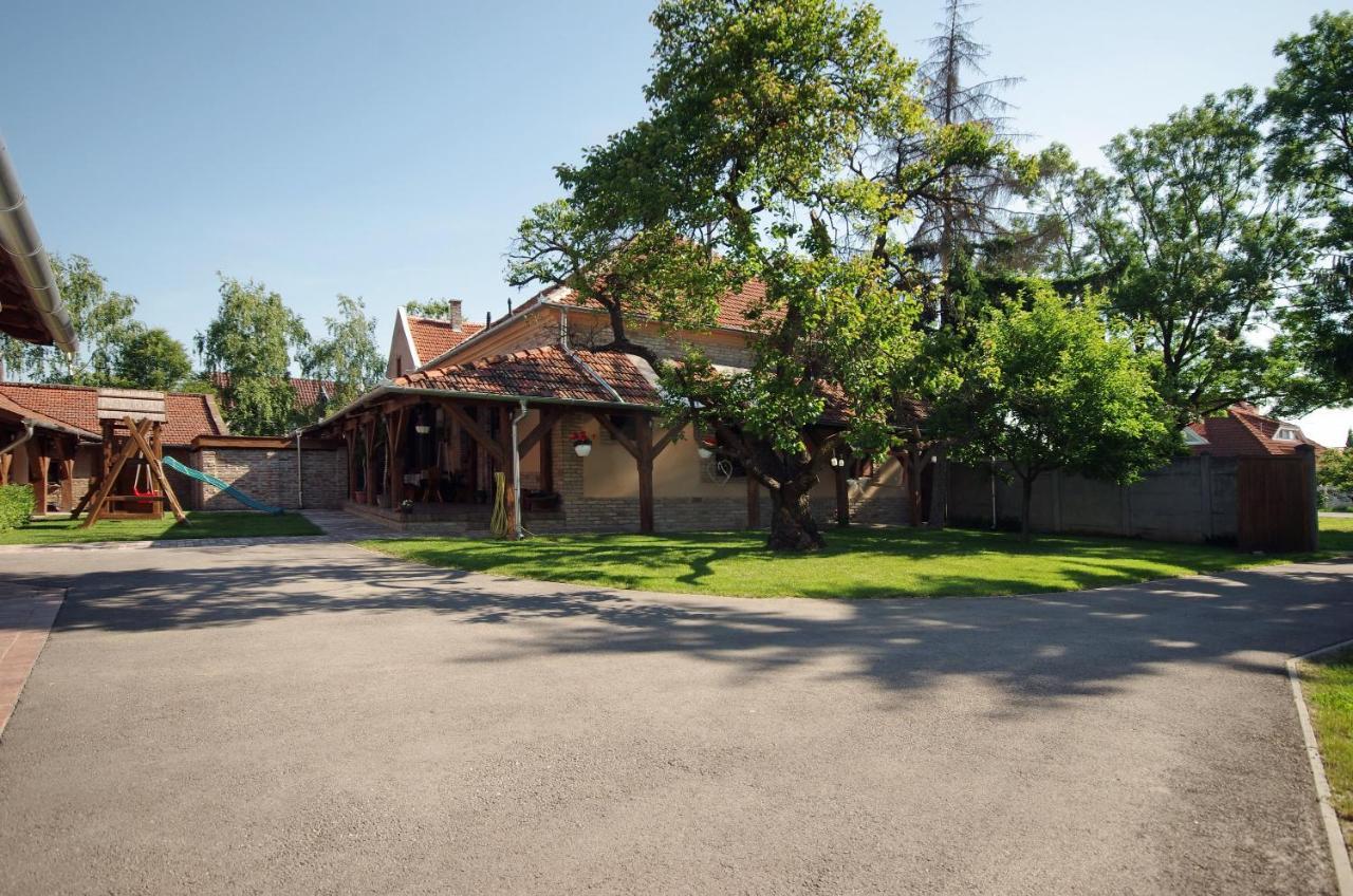 Villa Rusztika Gyula Buitenkant foto