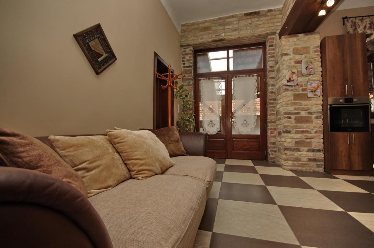 Villa Rusztika Gyula Buitenkant foto