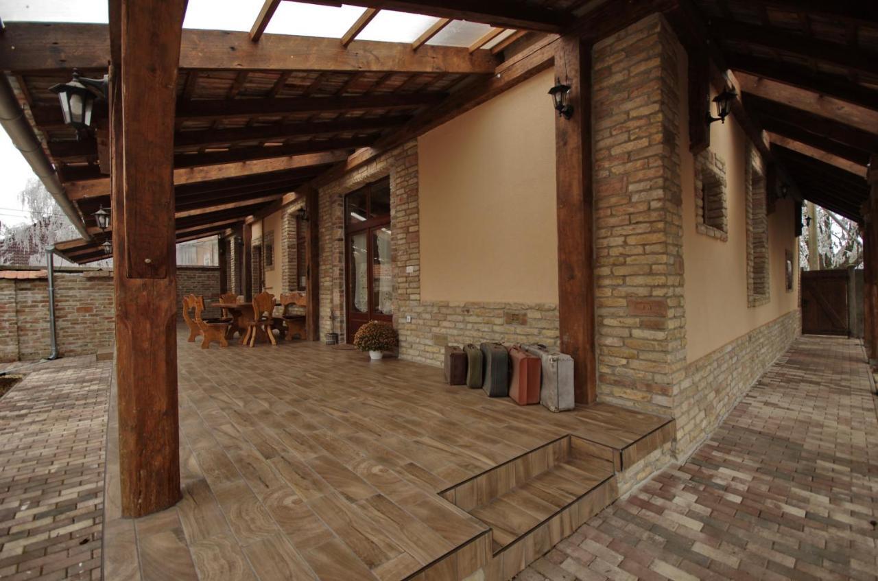 Villa Rusztika Gyula Buitenkant foto